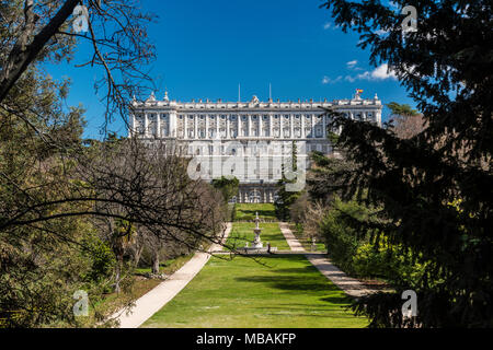 Campo del Moro park mit Königlichen Palast von Madrid Palacio Real de Madrid im Hintergrund, Madrid, Gemeinschaft von Madrid, Spanien Stockfoto