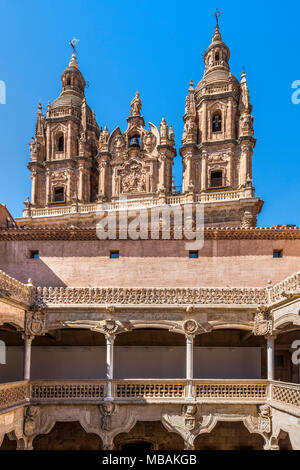 Casa de las Conchas mit La Clerecia Kirche im Hintergrund, Salamanca, Kastilien und Leon, Spanien Stockfoto