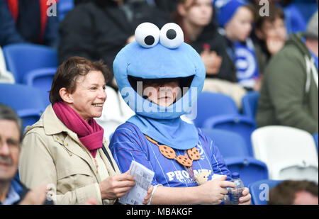 Brighton-Fans verkleideten sich als Cookie Monster aus der Sesame Street während des Premier League-Spiels zwischen Brighton und Hove Albion und Huddersfield Town im American Express Community Stadium in Brighton und Hove. 07 Apr 2018 Foto Simon Dack / Tele-Bilder. Nur zur redaktionellen Verwendung. Kein Merchandising. Für Football Images gelten die FA- und Premier League-Einschränkungen, einschließlich keine Nutzung des Internets/Mobilgeräts ohne FAPL-Lizenz. Für weitere Informationen wenden Sie sich bitte an Football Dataco Stockfoto