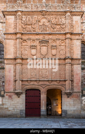 Die platereske Fassade der Universität von Salamanca, die drittälteste Universität der Welt immer noch in Betrieb, Salamanca, Kastilien und Leon, Spanien Stockfoto