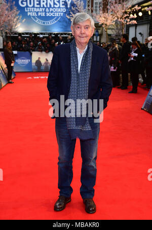 Tom Courtenay an der Guernsey Literarische und Kartoffel schälen Pie Gesellschaft Weltpremiere auf Curzon Mayfair, London statt. Stockfoto