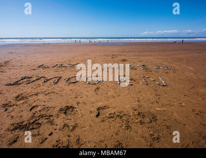 Pebbles form Namen am Strand von Rhossili Bay, Gower, South Wales, UK. Stockfoto