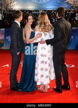 Glen Powell (von links nach rechts), Jessica Braun Findlay, Lily James, Michiel Huisman die Teilnahme an der Guernsey Literarische und Kartoffel schälen Pie Gesellschaft Weltpremiere auf Curzon Mayfair, London statt. Stockfoto