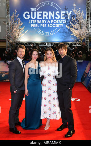 Glen Powell (von links nach rechts), Jessica Braun Findlay, Lily James, Michiel Huisman die Teilnahme an der Guernsey Literarische und Kartoffel schälen Pie Gesellschaft Weltpremiere auf Curzon Mayfair, London statt. Stockfoto