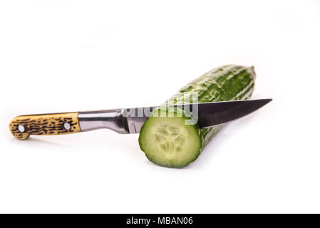 Schneiden Gurken mit Messer auf der weißen Stockfoto