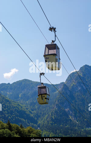 Zwei Standseilbahn Kabinen gegen Berg Stockfoto