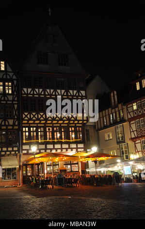 Restaurant in Fachwerkhaus während der Nacht, Römer, Frankfurt, Deutschland Stockfoto