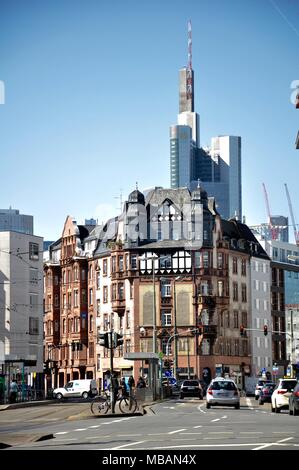 Alte Gebäude und Wolkenkratzer, Frankfurt, Deutschland Stockfoto