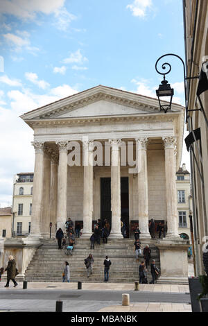 Nimes, Frankreich, 2018 Maison Carree antike Römische Tempel auf dem Place de la Maison Carree, Nîmes, Languedoc-Roussillon, Departement Gard, Frankreich Stockfoto