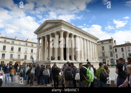 Nimes, Frankreich, 2018 Maison Carree antike Römische Tempel auf dem Place de la Maison Carree, Nîmes, Languedoc-Roussillon, Departement Gard, Frankreich Stockfoto