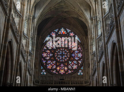 Prag, Tschechische Rep. - Mai 04, 2015: ein großes Glasfenster in der Kathedrale von St. Vitus am 4. Mai 2015. Prag. Der Tschechischen Republik Stockfoto