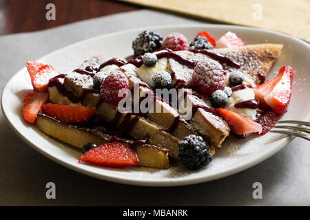 Scheiben Brot mit Sahne und frischem Obst Stockfoto