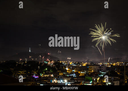 Feuerwerk in der Vorstadt Himmel bei Nacht Stockfoto