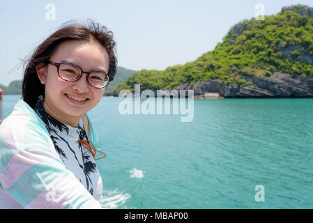 Junges Mädchen tragen Brillen sind Reisen mit dem Schiff die schöne Aussicht auf das Meer zu genießen und die Insel im Sommer im Mu Ko Ang Thong National Pa Stockfoto