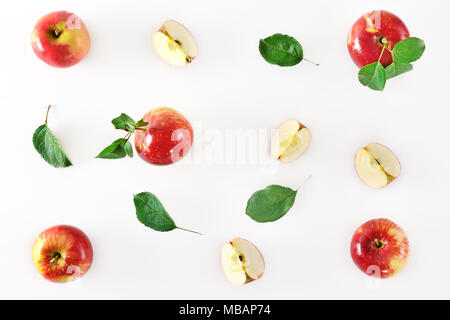 Red Apple Früchte auf weißem Hintergrund. Muster mit Äpfeln flach. Ansicht von oben. Stockfoto
