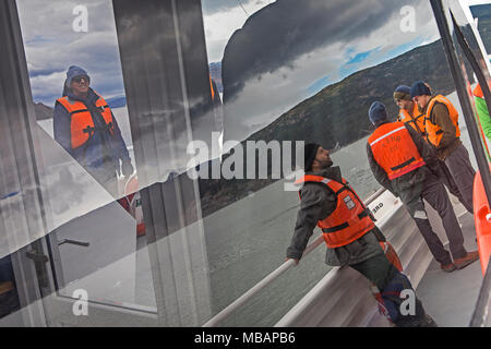 Reflexionen, Wanderer in einem Katamaran, Überschreiten der Grauen See zwischen Refugio Grey und Hotel Lago Grey, Torres del Paine Nationalpark, Patagonien, Chile Stockfoto