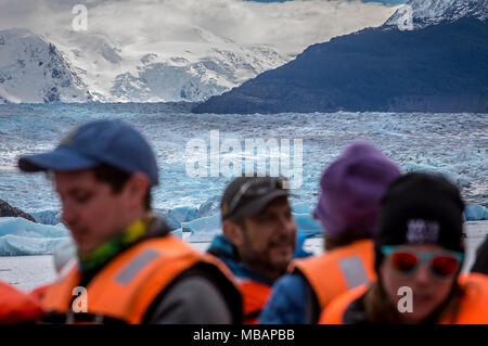 Grey Gletscher und Wanderer in einem Katamaran, Kreuzung graue See zwischen Refugio Grey und Hotel Lago Grey, Torres del Paine Nationalpark, Patagonien, Chile Stockfoto