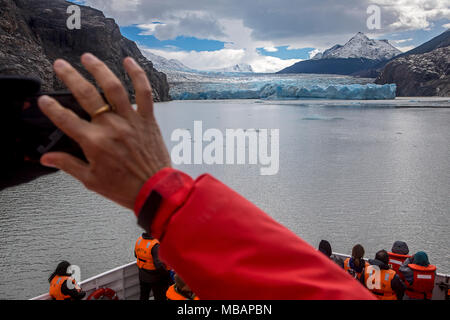 Grey Gletscher und Wanderer in einem Katamaran, Kreuzung graue See zwischen Refugio Grey und Hotel Lago Grey, Torres del Paine Nationalpark, Patagonien, Chile Stockfoto