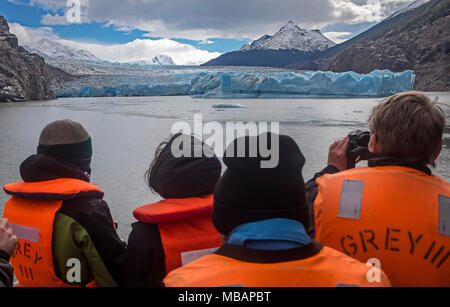 Grey Gletscher und Wanderer in einem Katamaran, Kreuzung graue See zwischen Refugio Grey und Hotel Lago Grey, Torres del Paine Nationalpark, Patagonien, Chile Stockfoto