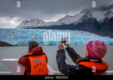 Grey Gletscher und Wanderer in einem Katamaran, Kreuzung graue See zwischen Refugio Grey und Hotel Lago Grey, Torres del Paine Nationalpark, Patagonien, Chile Stockfoto