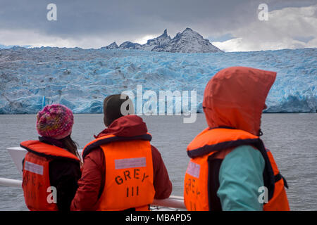 Grey Gletscher und Wanderer in einem Katamaran, Kreuzung graue See zwischen Refugio Grey und Hotel Lago Grey, Torres del Paine Nationalpark, Patagonien, Chile Stockfoto