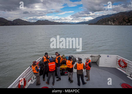 Panorama, Wanderer in einem Katamaran, Überschreiten der Grauen See zwischen Refugio Grey und Hotel Lago Grey, Torres del Paine Nationalpark, Patagonien, Chile Stockfoto