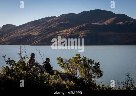 Lago Nordenskjöld und Wanderer zwischen Cuernos Zuflucht und Campamento Italiano, Torres del Paine Nationalpark, Patagonien, Chile Stockfoto