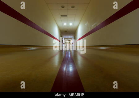 Parallele Linien in einem Gebäude Stockfoto