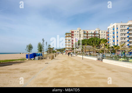 Ein Blick entlang ein leerer, Sandstrand in Santa Susanna in der Region Costa Brava in Spanien. Hotels sitzen am Strand Stockfoto