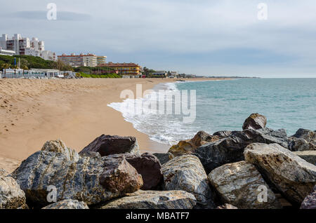 Ein Blick entlang der Küste auf einer leeren, Sandstrand in Santa Susanna an der Costa Brava, Region von Spanien. Stockfoto