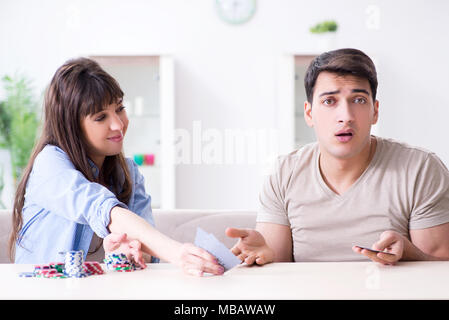 Junge Familie die Karten zu Hause Stockfoto