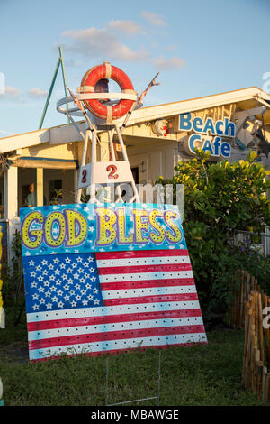 Cute Beach Cafe auf Anglin's Pier in Fort Lauderdale, Florida. Amerikanische Flagge mit Gott segne gemalt. Stockfoto