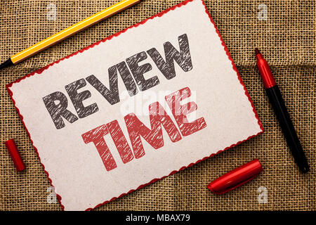 Schreiben Hinweis anzeigen überprüfen. Business foto Präsentation Auswertung Umfrage Überprüfung Analyse Checkup Inspektion Revision Karton Stück geschrieben Stockfoto
