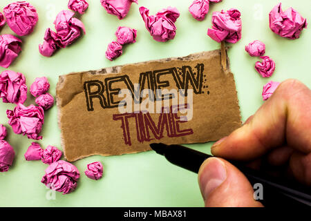 Schreiben Hinweis anzeigen überprüfen. Business foto Präsentation Auswertung Umfrage Überprüfung Analyse Checkup Inspektion Revision durch den Menschen halten M geschrieben Stockfoto