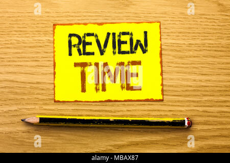 Konzeptionelle Hand schreiben, überprüfen. Business foto Präsentation Auswertung Umfrage Überprüfung Analyse Checkup Inspektion Revision Gelb geschrieben Stockfoto