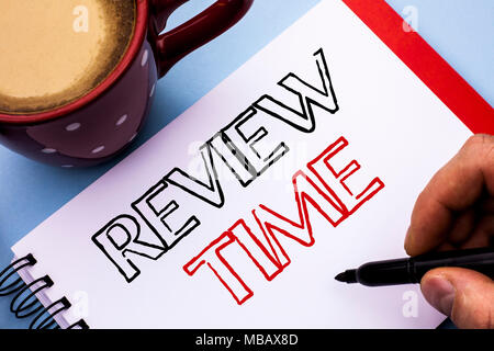 Schreiben Hinweis anzeigen überprüfen. Business foto Präsentation Auswertung Umfrage Überprüfung Analyse Checkup Inspektion Revision Notebook Buch Ho geschrieben Stockfoto