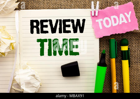 Schreiben Hinweis anzeigen überprüfen. Business foto Präsentation Auswertung Umfrage Überprüfung Analyse Checkup Inspektion Revision geschrieben Notebooke Buch t Stockfoto