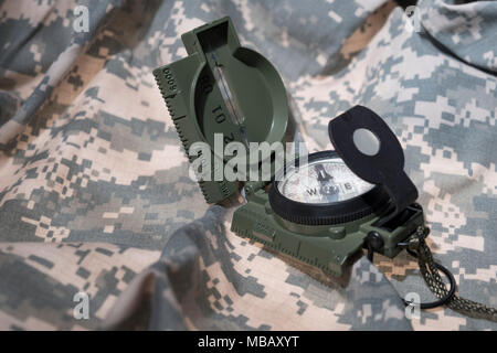 Kompass und Karte lesen Überleben im Freien Stockfoto