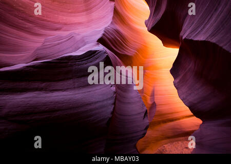 Das Feuer Sandstein bunte unterirdische Labyrinth der Lower Antelope Canyon bei Page Arizona Cherokee Reservierung Gebiet ist eine einzigartige Sehenswürdigkeit von Stockfoto