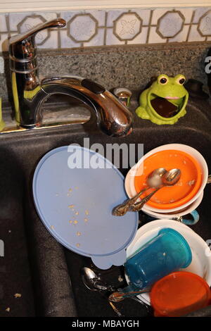 Schmutziges Geschirr im Spülbecken Stockfoto