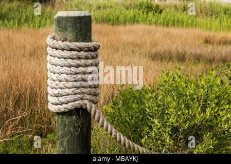 Küste Strand Landschaft post am Strand mit Seil umwickeln Stockfoto