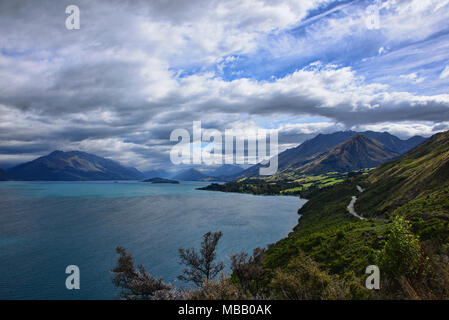 Antarktische Winde und Wolken segeln über den Lake Wakatipu nahe Queenstown, Neuseeland Stockfoto