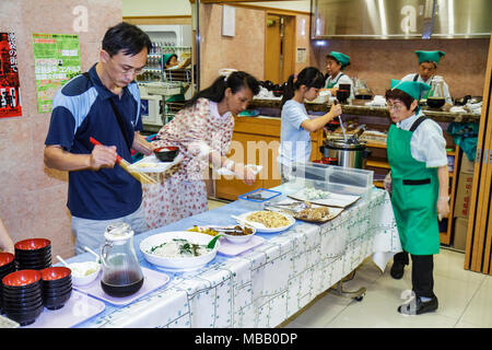 Tokio Japan, Ikebukuro, Toyoko Inn Ikebukuro Kita guchi No. 2, Hotel, Unterkunft, Frühstückstisch im Buffetstil, Essbereich, Küche, asiatischer Orient, Männer männlich Stockfoto