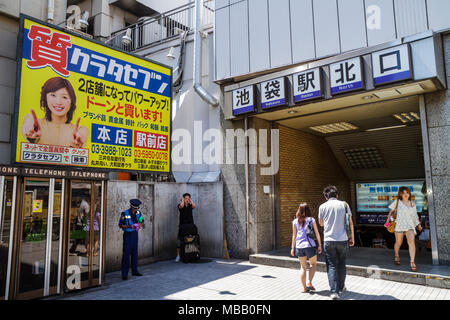 Tokyo Japan, Ikebukuro, Ikebukuro Station Nordeingang, Kanji, Hiragana, Zeichen, Symbole, Reklametafeln, Werbung, Werbung, Werbung, Asiatisch-orientalisch, Mann m Stockfoto