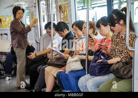 Tokio Japan, Ikebukuro, Ikebukuro Station, JR Yamanote Line, Zug, U-Bahn, Zug, Zug, Fahrgäste Fahrgäste, Asiatischer Mann, Frau weibliche Erwachsene Stockfoto
