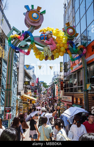 Tokio Japan, Harajuku, Takeshita Dori, Straße, Eingang, Shopping Shopper Shopper Shop Geschäfte Markt Märkte Markt Kauf Verkauf, Einzelhandel Geschäfte Stockfoto