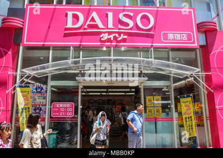 Tokio Japan, Harajuku, Takeshita Dori, Straße, Shopping Shopper Shopper Geschäfte Geschäfte Markt Märkte Markt Kauf Verkauf, Einzelhandel Geschäfte Geschäft Stockfoto