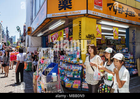 Tokio Japan, Orient, Harajuku, Takeshita Dori, Straße, Einkaufsbummel Laden Geschäfte Markt Kauf Verkauf, Laden Geschäfte Geschäft Geschäfte Unternehmen, Kanji, hiragana, c Stockfoto