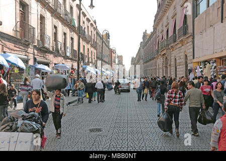 Das historische Zentrum von Mexiko Stadt mit geschäftigen Straßen mit Dynamic Commerce und Menschen schaffen eine einzigartige mexikanische Straßenbild gefüllt Stockfoto