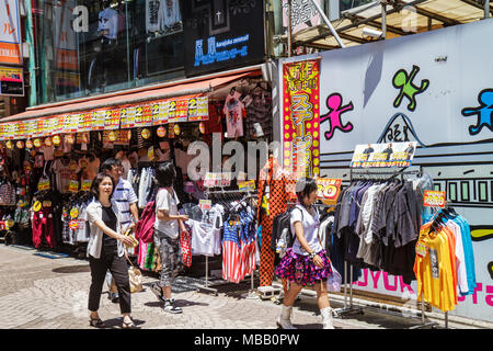 Tokio Japan, Asien, Orient, Harajuku, Takeshita Dori, Straße, Shopping Shopper Shopper shoppen Geschäfte Markt Märkte Markt kaufen verkaufen, Einzelhandelsgeschäft zu Stockfoto